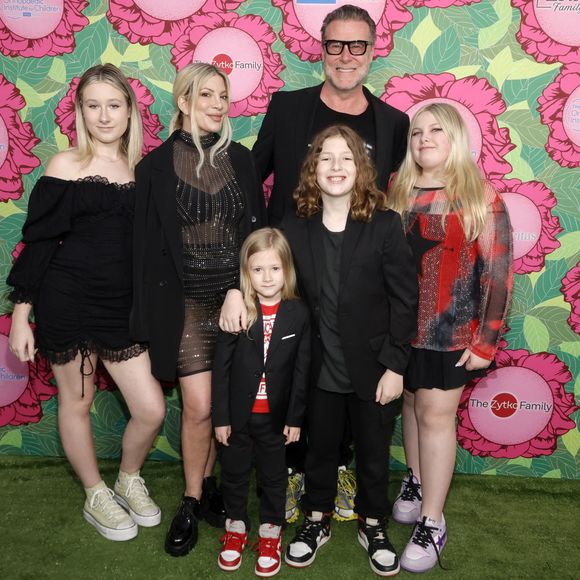 L'actrice américaine était accompagnée de quatre de ses enfants (sur cinq) et trois de leurs amis.

Tori Spelling, Dean McDermott, Stella McDermott,Finn McDermott, Hattie McDermott, Liam McDermott, Beau McDermott au photocall du gala caritatif "Stands for Kids" au profit du "Luskin Orthopaedic Institute for Children" à Los Angeles, le 11 juin 2023. 

Photo : Agence / Bestimage
