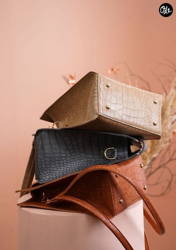 Accessoires, chaussures et maroquinerie adoptent ces imprimés pour élever chaque tenue.