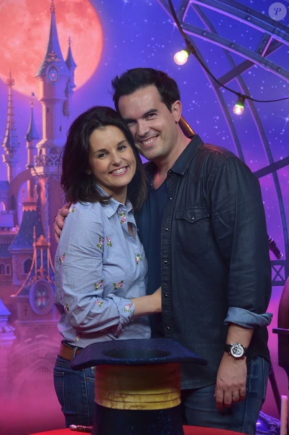"J’avais besoin d’écrire sur le deuil, le couple, le refus de laisser partir l’autre", confie-t-il avec une sincérité douloureuse.

Faustine Bollaert et Maxime Chattam - People au lancement du nouveau spectacle "Mickey et le magicien" au Parc Disneyland Paris. Le 2 juillet 2016 © Giancarlo Gorassini / Bestimage