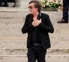 Son fils Thomas s'est confié au "Figaro" indiquant que trouver la dernière demeure de sa mère prenait du temps

Thomas Dutronc, la main sur le coeur en guise de remerciement envers la foule d'admirateurs venue nombreuse pour rendre un dernier hommage à sa mère - Sortie des obsèques de l'auteure-compositrice-interprète et actrice française Françoise Hardy au crématorium du cimetière du Père-Lachaise à Paris, France, le 20 juin 2024. © Jacovides-Moreau/Bestimage