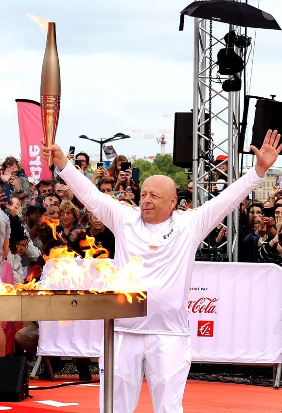 Le chef Thierry Marx clôture le défilé de la flamme olympique sur la place des Quinconces à Bordeaux le 23 mai 2024. © Patrick Bernard/ Bestimage