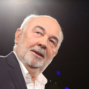 Les Enfoirés reprennent alors le célèbre "Quand te reverrai-je, Pays merveilleux ?", extrait des "Bronzés font du ski"...

Exclusif - Gérard Jugnot à la 1ère édition des "Plumes d'Or du Vin et de la Gastronomie" au Pavillon Vendôme à Paris. Paris, le 19 mai 2016. Marc Ausset Lacroix - Denis Guignebourg / Bestimage