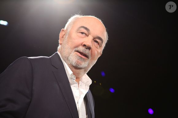 Les Enfoirés reprennent alors le célèbre "Quand te reverrai-je, Pays merveilleux ?", extrait des "Bronzés font du ski"...

Exclusif - Gérard Jugnot à la 1ère édition des "Plumes d'Or du Vin et de la Gastronomie" au Pavillon Vendôme à Paris. Paris, le 19 mai 2016. Marc Ausset Lacroix - Denis Guignebourg / Bestimage