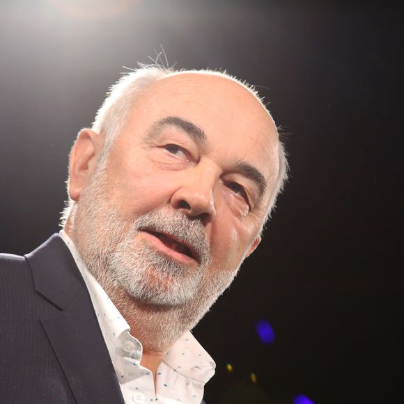 Les Enfoirés reprennent alors le célèbre "Quand te reverrai-je, Pays merveilleux ?", extrait des "Bronzés font du ski"...

Exclusif - Gérard Jugnot à la 1ère édition des "Plumes d'Or du Vin et de la Gastronomie" au Pavillon Vendôme à Paris. Paris, le 19 mai 2016. Marc Ausset Lacroix - Denis Guignebourg / Bestimage