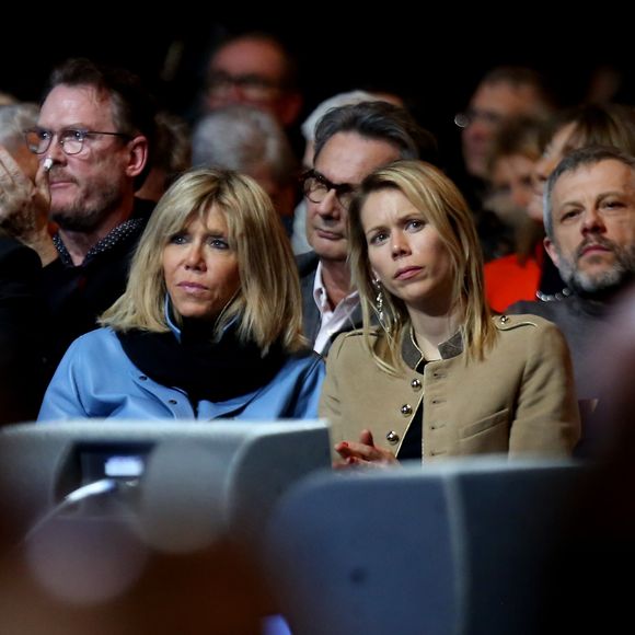 "Paris Match" révèle la réaction de la première dame

Brigitte Macron (Trogneux) et sa fille Tiphaine Auzière - Le candidat du mouvement "En Marche!" Emmanuel Macron en meeting au Zénith à Lille. Le 14 janvier 2017
© Dominique Jacovides / Bestimage