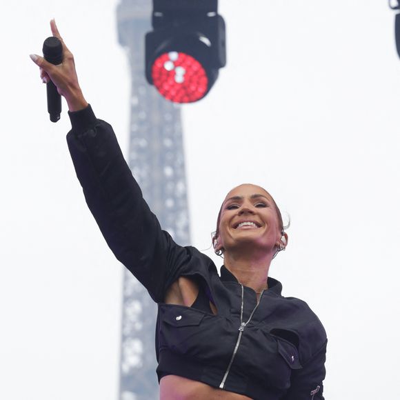 Vitaa s'est produit en concert devant 40 000 enfants pour la Journée des oubliés des vacances.

Vitaa  lors du concert à l'occasion de l'opération "vacances de OUF, journée des oubliés des vacances" pour les 80 ans du Secours Populaire au Champ-de-Mars à Paris le 20 août 2025.

© Coadic Guirec / Bestimage