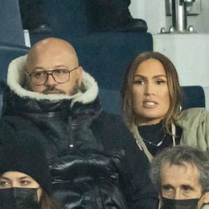 Vitaa (enceinte de son 3ème enfant) et son mari Hicham Bendaoud, Nikola Karabatic et sa compagne Geraldine Pillet , Alain Prost - People lors de la huitième de finale aller de la Ligue des champions entre le PSG et le Real Madrid au Parc des Princes à Paris le 15 février 2022. © Cyril Moreau/Bestimage