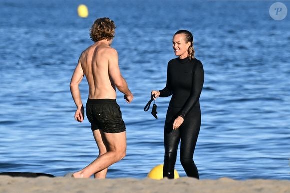 Exclusif -  Laeticia Hallyday et Frédéric Suant font une sortie en foilboard à Agde le 28 juin 2025. © Agence / Bestimage