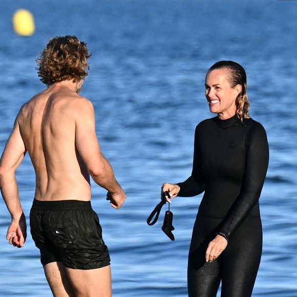 Exclusif -  Laeticia Hallyday et Frédéric Suant font une sortie en foilboard à Agde le 28 juin 2025. © Agence / Bestimage