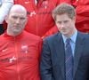 La médaille, remportée après la finale face à l’Australie, est estimée entre 50 000 et 80 000 livres.

Le prince Harry, vice-patron de la fédération anglaise de rugby, accueille l'ancien international Lawrence Dallaglio et les cyclistes du « Dallaglio Cycle Slam » au stade de Twickenham à Londres, à l'arrivée de leur étape Paris-Londres. Partis de Rome le 12 février pour un parcours caritatif à travers les six pays du Tournoi des Six Nations, l'équipe achèvera son périple à Édimbourg.