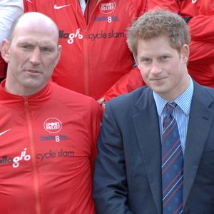 La médaille, remportée après la finale face à l’Australie, est estimée entre 50 000 et 80 000 livres.

Le prince Harry, vice-patron de la fédération anglaise de rugby, accueille l'ancien international Lawrence Dallaglio et les cyclistes du « Dallaglio Cycle Slam » au stade de Twickenham à Londres, à l'arrivée de leur étape Paris-Londres. Partis de Rome le 12 février pour un parcours caritatif à travers les six pays du Tournoi des Six Nations, l'équipe achèvera son périple à Édimbourg.