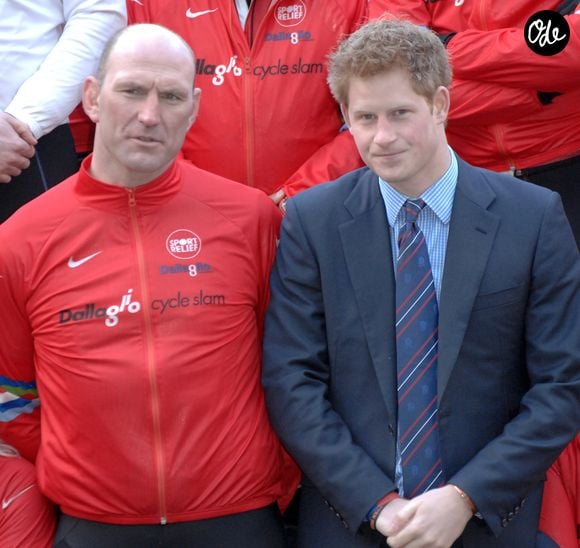 La médaille, remportée après la finale face à l’Australie, est estimée entre 50 000 et 80 000 livres.

Le prince Harry, vice-patron de la fédération anglaise de rugby, accueille l'ancien international Lawrence Dallaglio et les cyclistes du « Dallaglio Cycle Slam » au stade de Twickenham à Londres, à l'arrivée de leur étape Paris-Londres. Partis de Rome le 12 février pour un parcours caritatif à travers les six pays du Tournoi des Six Nations, l'équipe achèvera son périple à Édimbourg.