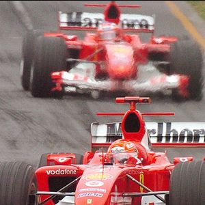 Le champion du monde de F1 allemand Michael Schumacher (au premier plan) devance Rubens Barrichello (les deux Ferrari), puis remporte le Grand Prix d'Australie sur le circuit d'Albert Park le dimanche 7 mars 2004 à Melbourne-Australie. Crédit Oliver Multhaup/Dpa/Abaca