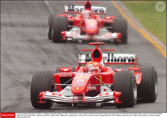 Le champion du monde de F1 allemand Michael Schumacher (au premier plan) devance Rubens Barrichello (les deux Ferrari), puis remporte le Grand Prix d'Australie sur le circuit d'Albert Park le dimanche 7 mars 2004 à Melbourne-Australie. Crédit Oliver Multhaup/Dpa/Abaca