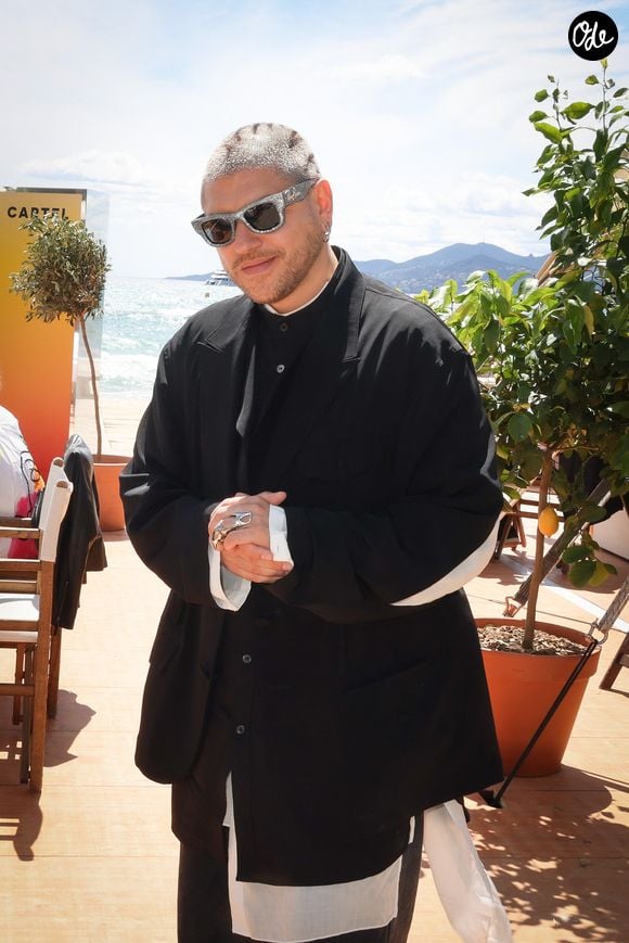 Il a ensuite acheté une maison avec piscine, et a adopté cinq chiens.

Mosimann lors de la préparation d’un DreamTrackn lors du 79ème Festival International du Film de Cannes le 15 mai 2026. © Jack Tribeca / Bestimage