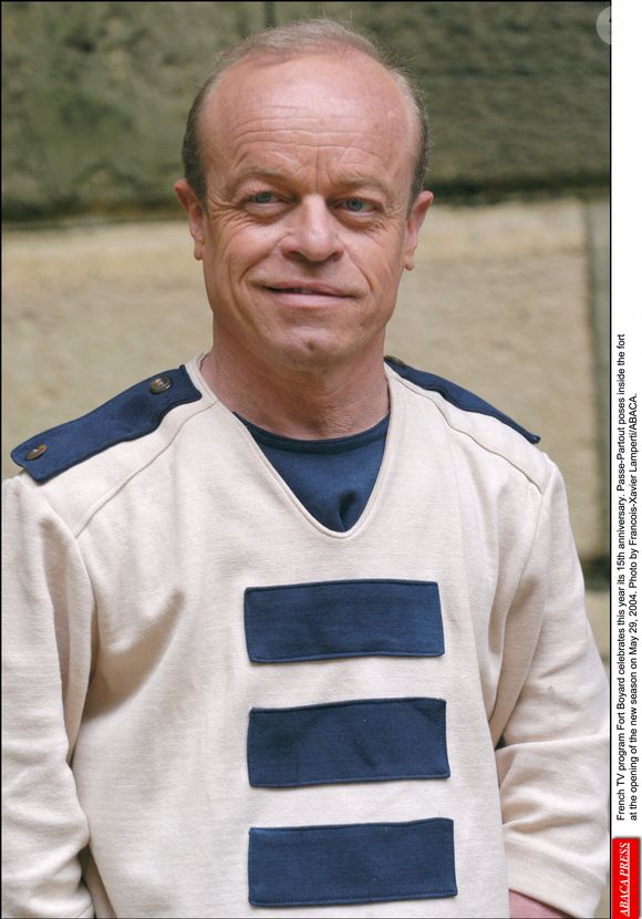 L'émission de télévision française Fort Boyard fête cette année son 15ème anniversaire. Passe-Partout pose à l'intérieur du fort lors de l'ouverture de la nouvelle saison le 29 mai 2004. Photo par Francois-Xavier Lamperti/ABACA.