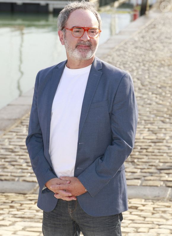 Il s'agit de Bruno Solo.

Bruno Solo de la série Nouveau jour 
La 27e édition du Festival de la Fiction de La Rochelle, vendredi 19 septembre 2025. © Christophe Aubert via Bestimage