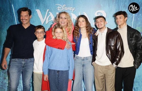 Une habitude déjà prise par les jumeaux, qui travaillent régulièrement pendant leurs congés.

Élodie Gossuin avec son mari Bertrand Lacherie et leurs enfants à la première du film Disney "Vaiana 2" au Grand Rex à Paris le 23 novembre 2024.

© Coadic Guirec/Bestimage