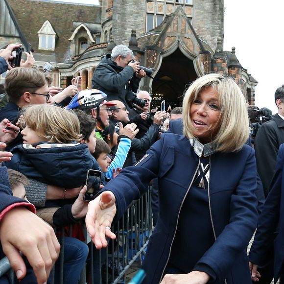 Emmanuel Macron et sa femme Brigitte (Trogneux) quittent la mairie du Touquet, après avoir voté pour le deuxième tour de l'élection présidentielle, salués par de nombreux militants. Le 7 mai 2017
© Dominique Jacovides - Cyril Moreau - Sébastien Valiela / Bestimage