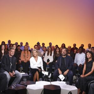 Exclusif - Esther Abrami, Benjamin Biolay, Claire Chazal, André Manoukian, Barbara Pravi, Salvatore Adamo lors de l'enregistrement de l'émission "Le Grand Echiquier - Spéciale Serge Gainsbourg" présentée par C.Chazal et A.Manoukian et diffusée le 7 avril 2026 sur France 2, à Paris, France, le 17 septembre 2025. © Jack Tribeca/Bestimage