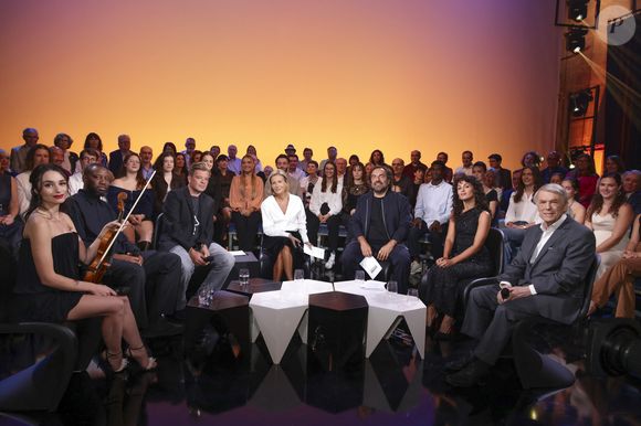 Exclusif - Esther Abrami, Benjamin Biolay, Claire Chazal, André Manoukian, Barbara Pravi, Salvatore Adamo lors de l'enregistrement de l'émission "Le Grand Echiquier - Spéciale Serge Gainsbourg" présentée par C.Chazal et A.Manoukian et diffusée le 7 avril 2026 sur France 2, à Paris, France, le 17 septembre 2025. © Jack Tribeca/Bestimage