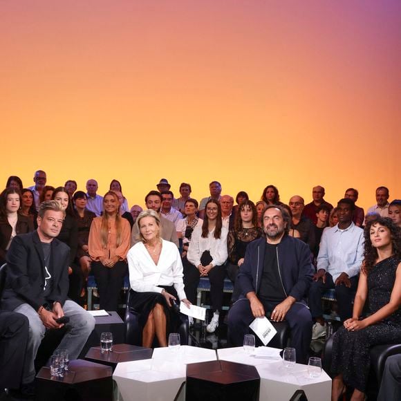 Exclusif - Esther Abrami, Benjamin Biolay, Claire Chazal, André Manoukian, Barbara Pravi, Salvatore Adamo lors de l'enregistrement de l'émission "Le Grand Echiquier - Spéciale Serge Gainsbourg" présentée par C.Chazal et A.Manoukian et diffusée le 7 avril 2026 sur France 2, à Paris, France, le 17 septembre 2025. © Jack Tribeca/Bestimage