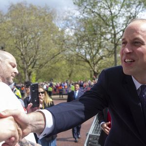 Le prince William, prince de Galles, et Catherine (Kate) Middleton, princesse de Galles, saluent des sympathisants lors d'une promenade à l'extérieur du palais de Buckingham à Londres, Royaume Uni, le 5 mai 2023, à la veille du couronnement du roi d'Angleterre.