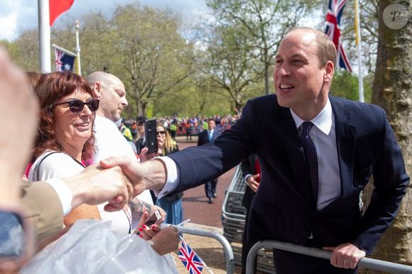 Le prince William, prince de Galles, et Catherine (Kate) Middleton, princesse de Galles, saluent des sympathisants lors d'une promenade à l'extérieur du palais de Buckingham à Londres, Royaume Uni, le 5 mai 2023, à la veille du couronnement du roi d'Angleterre.