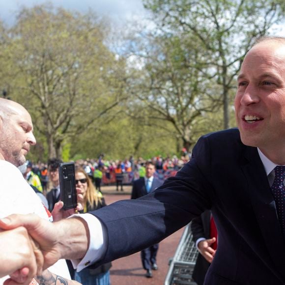 Le prince William, prince de Galles, et Catherine (Kate) Middleton, princesse de Galles, saluent des sympathisants lors d'une promenade à l'extérieur du palais de Buckingham à Londres, Royaume Uni, le 5 mai 2023, à la veille du couronnement du roi d'Angleterre.