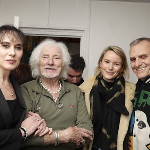 Exclusif - Hugues Aufray, sa femme Murielle, Jean-Charles de Castelbajac et sa femme Pauline de Drouas en backstage du concert de Hugues Aufray au Le Dôme de Paris - Palais des Sports le 9 novembre 2025.

© Jack Tribeca / Bestimage