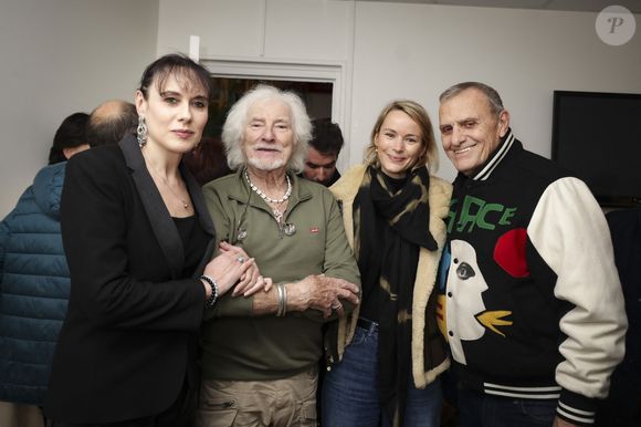 Exclusif - Hugues Aufray, sa femme Murielle, Jean-Charles de Castelbajac et sa femme Pauline de Drouas en backstage du concert de Hugues Aufray au Le Dôme de Paris - Palais des Sports le 9 novembre 2025.

© Jack Tribeca / Bestimage
