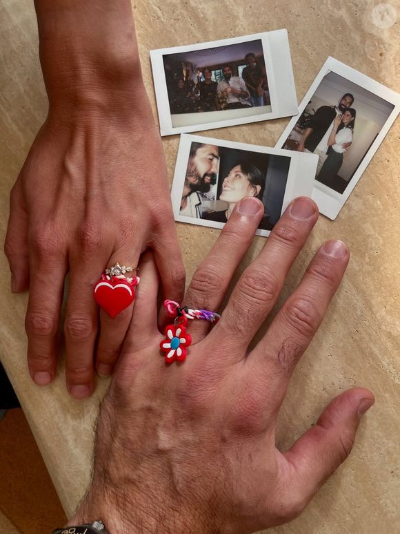 Sur le premier cliché partagé, on peut voir leurs deux mains avec leurs petits doigts entrelacés. Alors qu’on distingue la jolie bague de fiançailles de Géraldine Pillet, celle-ci est recouverte par une autre, faite maison.

Nikola Karabatic fait sa demande à Géraldine Pillet - 2 octobre 2025 - Instagram