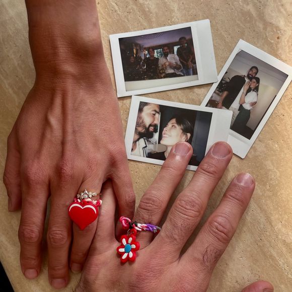 Sur le premier cliché partagé, on peut voir leurs deux mains avec leurs petits doigts entrelacés. Alors qu’on distingue la jolie bague de fiançailles de Géraldine Pillet, celle-ci est recouverte par une autre, faite maison.

Nikola Karabatic fait sa demande à Géraldine Pillet - 2 octobre 2025 - Instagram