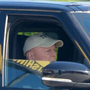 EXCLUSIVITÉ Studio City, Californie. Bruce Willis a été aperçu au volant d'un SUV noir tandis que son équipe de sécurité le conduisait dans Studio City pendant une heure. L'acteur, vêtu d'une casquette légère, est resté calme et serein tout au long du trajet. Après avoir fait le tour de la ville, le groupe a regagné la résidence de Bruce. Backgrid USA / Bestimage