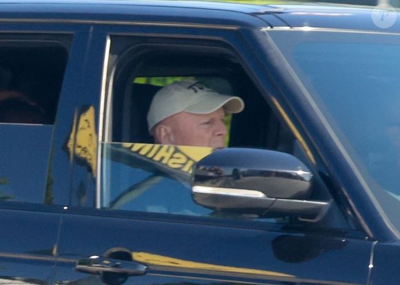 EXCLUSIVITÉ Studio City, Californie. Bruce Willis a été aperçu au volant d'un SUV noir tandis que son équipe de sécurité le conduisait dans Studio City pendant une heure. L'acteur, vêtu d'une casquette légère, est resté calme et serein tout au long du trajet. Après avoir fait le tour de la ville, le groupe a regagné la résidence de Bruce. Backgrid USA / Bestimage