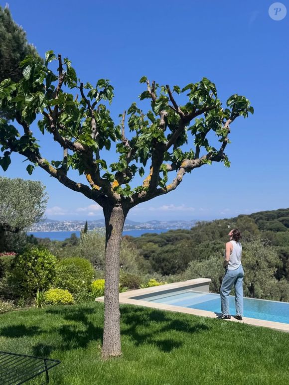 Pour séjourner dans ce temple du glamour niché sur les hauteurs de la presqu'île tropézienne, il faudra débourser une petite fortune... soit 1500 € pour une nuit.