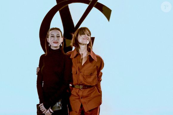 Alice Attal et Charlotte Gainsbourg à un défilé Saint Laurent le 27 février 2024 à Paris, France. Photo by Franck Castel/ABACAPRESS.COM
