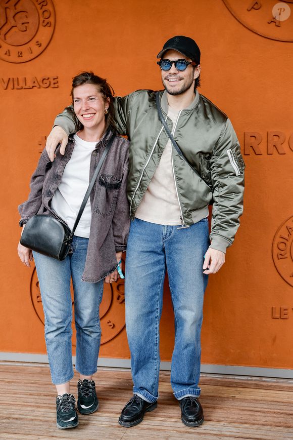 François Civil et sa soeur Marie au village lors des Internationaux de France de Tennis de Roland Garros 2025, à Paris, France, le 8 juin 2025. © Cyril Moreau/Bestimage