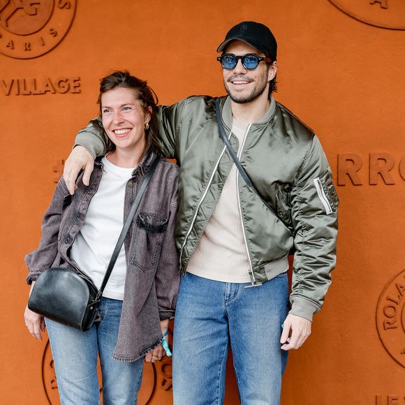 François Civil et sa soeur Marie au village lors des Internationaux de France de Tennis de Roland Garros 2025, à Paris, France, le 8 juin 2025. © Cyril Moreau/Bestimage