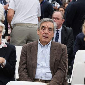 François Fillon et sa femme Pénélope Fillon, Valérie Pécresse - Les célébrités lors de la grande messe du pape Leon XIV sur la place de la Concorde à Paris, le 26 septembre 2026. Entre l’avenue des Champs-Elysées et la place de la Concorde, 700.000 fidèles et curieux, venus des quatre coins du globe, se sont rassemblés pour participer à la messe célébrée par le Saint Père. Le voyage apostolique, du 25 au 28 septembre 2026, se poursuivra à Lourdes et Metz. © Jacovides / Moreau / Bestimage