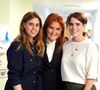 Sarah Ferguson est dans la tourmente. 

Sarah, duchesse d'York, pose pour une photo avec ses filles, les princesses Beatrice et Eugénie, lors d'une visite à l'unité Teenage Cancer Trust à l'University College Hospital, à Londres, au Royaume-Uni © Aaron Chown/PA Wire/ABACAPRESS.COM