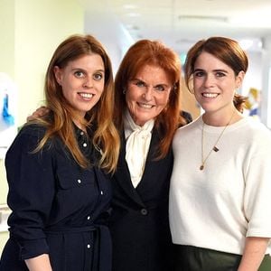 Sarah Ferguson est dans la tourmente. 

Sarah, duchesse d'York, pose pour une photo avec ses filles, les princesses Beatrice et Eugénie, lors d'une visite à l'unité Teenage Cancer Trust à l'University College Hospital, à Londres, au Royaume-Uni © Aaron Chown/PA Wire/ABACAPRESS.COM