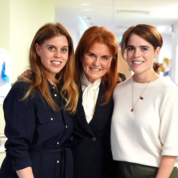 Sarah Ferguson est dans la tourmente. 

Sarah, duchesse d'York, pose pour une photo avec ses filles, les princesses Beatrice et Eugénie, lors d'une visite à l'unité Teenage Cancer Trust à l'University College Hospital, à Londres, au Royaume-Uni © Aaron Chown/PA Wire/ABACAPRESS.COM