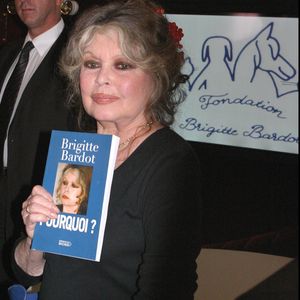 Opérée à Toulon, l'ancienne comédienne est de retour chez elle pour se reposer.

Brigitte Bardot fête les 20 ans de sa fondation au théâtre Marigny
©HERIPRET / BESTIMAGE