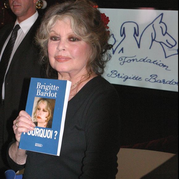 Opérée à Toulon, l'ancienne comédienne est de retour chez elle pour se reposer.

Brigitte Bardot fête les 20 ans de sa fondation au théâtre Marigny
©HERIPRET / BESTIMAGE