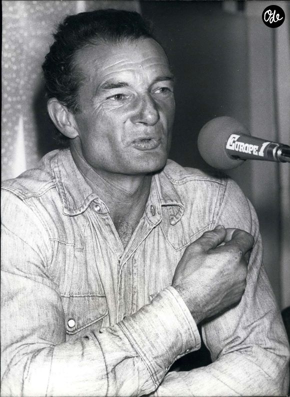 Le navigateur français Eric Tabarly a remporté la traversée de l'océan Atlantique en solitaire. Il raconte ici son voyage à la presse à Paris. 01 juillet 1976 -  (Crédit image :Keystone Press Agency/ZUMA Press Wire)