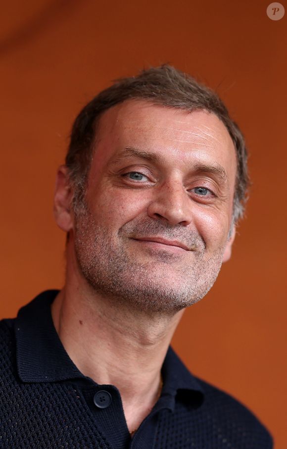 L'animateur confesse préférer cet objet imposant, qui casse le côté trop "aseptisé" de son intérieur, à n'importe quel autre meuble.

Augustin Trapenard au village lors des Internationaux de France de Tennis de Roland Garros 2025 (Jour 7), le 31 mai 2025 à Paris.
© Dominique Jacovides / Bestimage