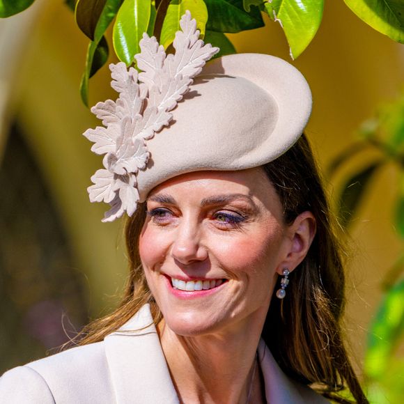 Avec ce bijou luxueux, Kate Middleton rend un hommage discret à la reine Elizabeth II.

Kate Middleton assiste à l'office annuel de Pâques à la chapelle Saint-Georges, dans l'enceinte du château de Windsor.

Photo : Backgrid USA / Bestimage