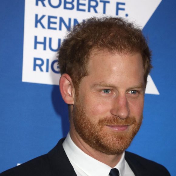 Pour rappel, le duc de Sussex a quitté le Royaume-Uni en 2020

Le prince Harry et Meghan Markle lors du photocall de la soirée caritative Robert F. Kennedy Human Rights à New York le 6 décembre 2022.
Crédit : Photo Press Service / BESTIMAGE