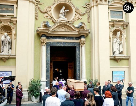 Les proches et la famille autour du cercueil du défunt aux obsèques de l'ancien joueur de l'OGC Nice et entraineur du Stade Brestois Eric Roy en la cathédrale Sainte-Réparate de Nice, France, le 23 juin 2026. © Cyril Dodergny/Nice Matin/Bestimage
